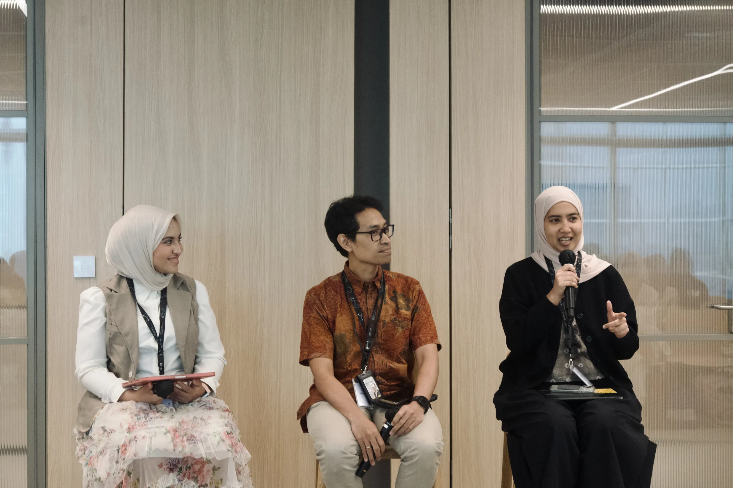 Tiga panelis duduk di atas panggung dalam diskusi teknologi kesehatan