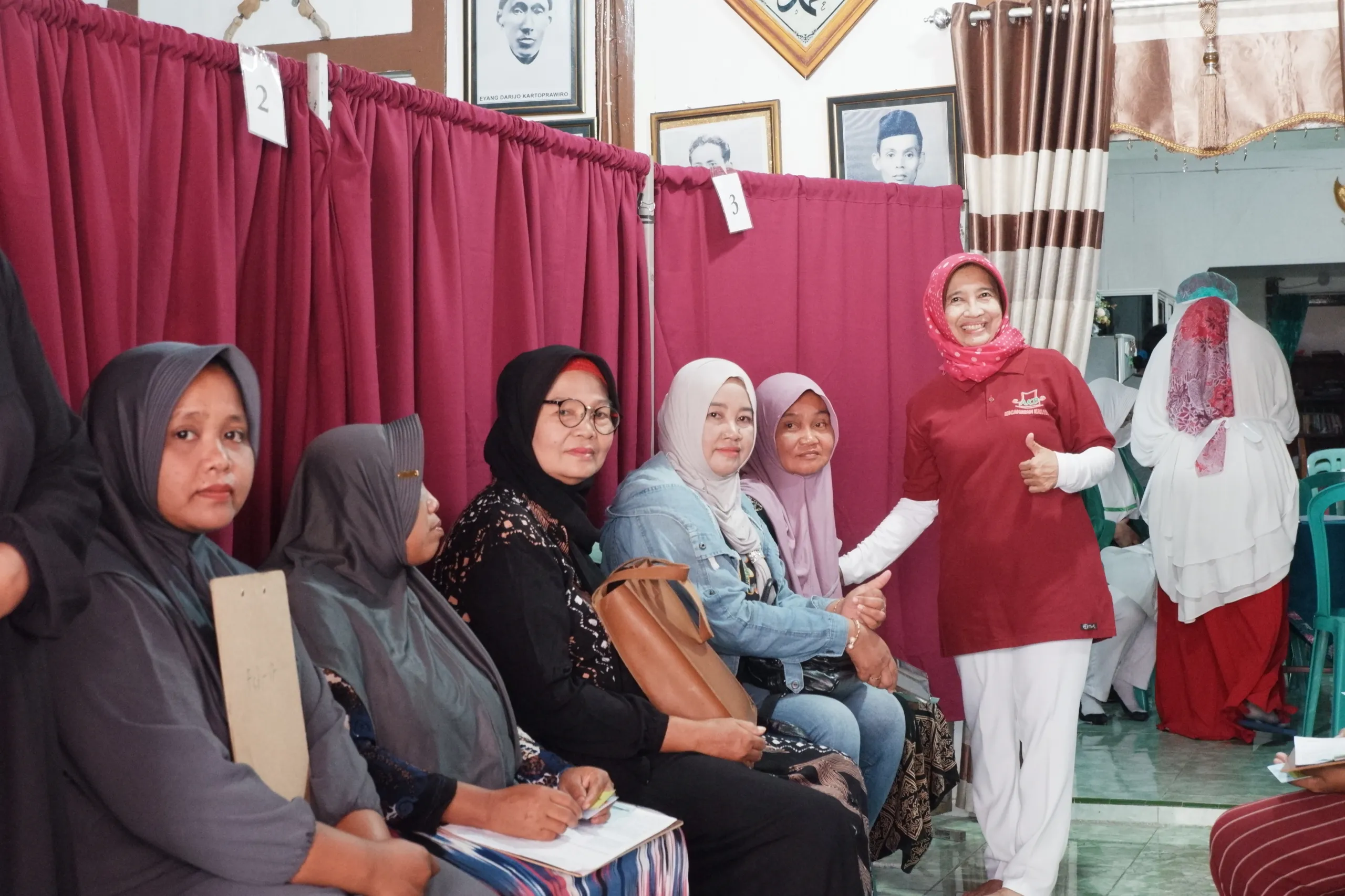Para perempuan duduk berjajar menunggu giliran skrining serviks
